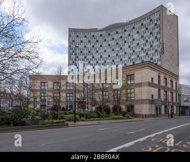 Morden, London, UK. 31st March 2020. Coronavirus lockdown. London Borough of Merton Civic Centre building closed, with the normally busy main road into London empty. Credit: Malcolm Park/Alamy Live News. Stock Photo