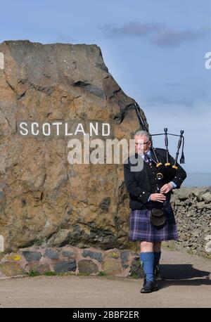 A welcoming piper at Carter Bar - Piper, Alan Smith,welcoming you over to Scotland from the England. Stock Photo