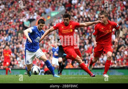 Liverpool's Sanchez Jose Enrique (right) and Manchester United's Chris ...