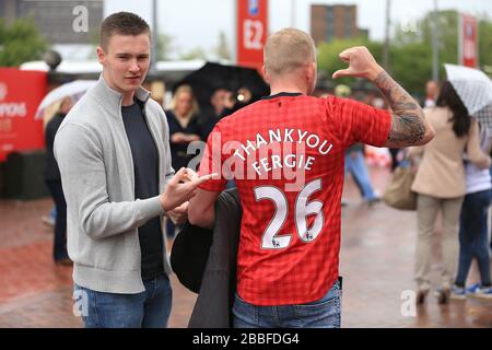 Manchester United fans show their appreciation for manager Sir Alex