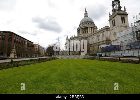 London, UK. 31st March 2020. COVID-19 pandemic closed shops around St.Pauls Cathedral and nearby with streets nearly empty or empty. Credit: AM24/Alamy Live News Stock Photo