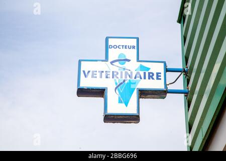Bordeaux , Aquitaine / France - 03 15 2020 : Veterinaire doctor pet veterinary logo sign on building Stock Photo
