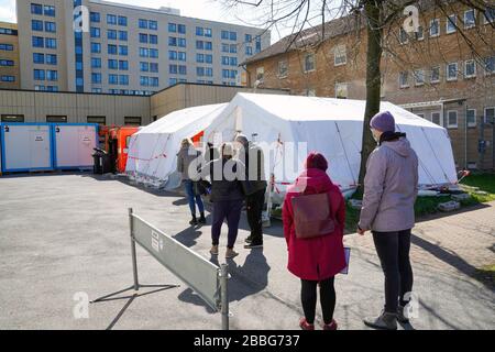 Dortmund 31 3 2020 Am Klinikum Nord In Dortmund Gibt Es Ein Corona Testzentrum In Zelten Und Containern Konnen Menschen Auf Das Virus Untersucht Werden Foto Personen Warten Auf Den Test Dortmund Germany March 31