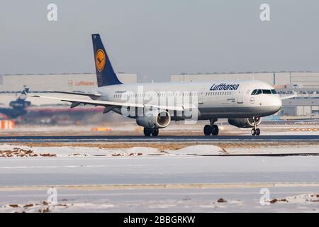 FRANKFURT / GERMANY - DECEMBER 8, 2012: Lufthansa Airbus A320 D-AIZE  passenger plane landing at Frankfurt Airport Stock Photo - Alamy