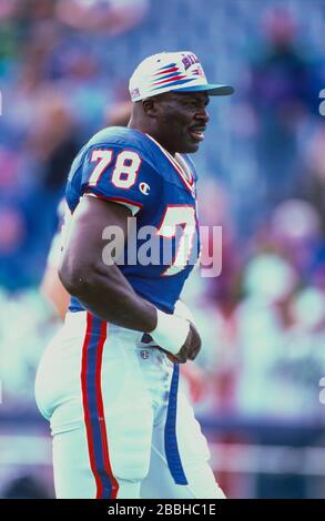 Former Buffalo Bills defensive lineman and AFC legends coach Bruce Smith  talks with ESPN sideline reporter Lisa Salters folowing the Pro Bowl,  Sunday, Jan. 26, 2020, at Camping World Stadium in Orlando