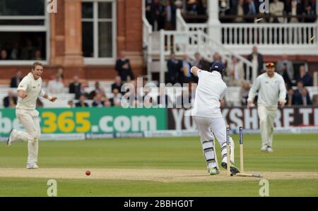 England's Joe Root (right) is bowled out by New Zealand's Tim Southee (left) during the first test at Lord's Cricket Ground, London. Stock Photo