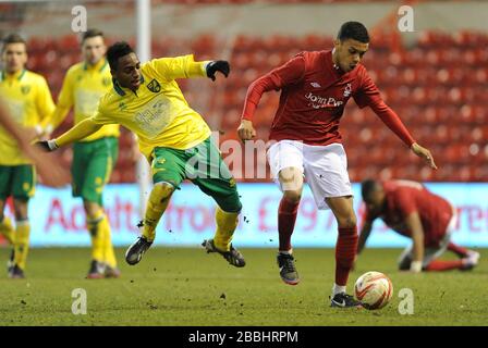 Nottingham Forest's Jordan Palmer-Samuels (right) and Norwich City's Jacob Murphy (left) battle for the ball. Stock Photo