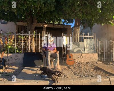 Vaquero afuera de una casa en barrio popular en Hermosillo, Sonora Mexico Stock Photo