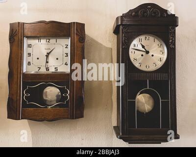 Wall Clock pendulum clock. Reloj de Pared reloj de pendulo. Cafe