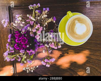 Taza de café con leche relieve + plato by Ideal Coffee
