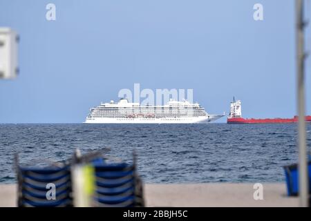 cruise ship anchored off fort lauderdale