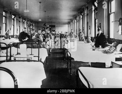 American Ward at Fourth Scottish General Hospital where most Patients are Influenza Cases from incoming Convoys, the Red Cross has a staff of American Officers and Women Visitors who look after their Welfare, Glasgow, Scotland, UK, American National Red Cross Photograph Collection, November 1918 Stock Photo
