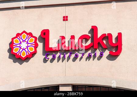 Mar 30, 2020 Sunnyvale / CA / USA - Lucky California logo on the supermarket facade; Lucky Stores is rebranding all of its San Francisco Bay Area loca Stock Photo