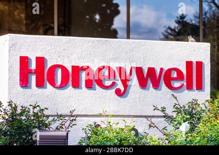 Mar 30, 2020 Sunnyvale / CA / USA - Honeywell logo displayed at their headquarters in Silicon Valley; Honeywell International Inc. is an American cong Stock Photo
