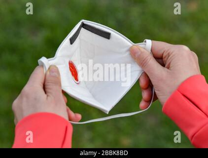 Sieversdorf, Germany. 31st Mar, 2020. ILLUSTRATION: A woman holds a respirator in her hands (posed picture). Credit: Patrick Pleul/dpa-Zentralbild/ZB/dpa/Alamy Live News Stock Photo