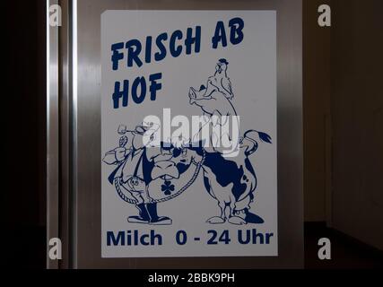 Vehlefanz, Germany. 31st Mar, 2020. "Frisch ab Hof" is written on the sign in the milk filling station in Vehlefanz (Brandenburg). There you can get meat and fresh milk from a vending machine. Credit: Paul Zinken/dpa-zb-Zentralbild/ZB/dpa/Ģ����ý Live News Stock Photo