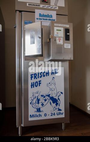 Vehlefanz, Germany. 31st Mar, 2020. "Frisch ab Hof" is written on the sign in the milk filling station in Vehlefanz (Brandenburg). There you can get meat and fresh milk from a vending machine. Credit: Paul Zinken/dpa-zb-Zentralbild/ZB/dpa/Ģ����ý Live News Stock Photo