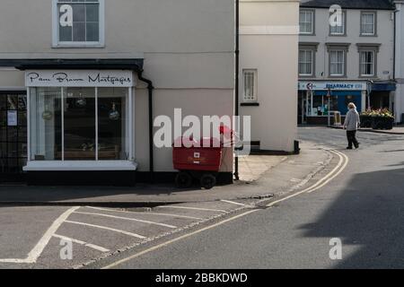 On what would normally be a busy Monday morning, the streets of Bicester are largely deserted, during the UK’s coronavirus shutdown. March 2020 Stock Photo