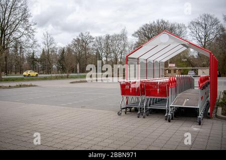 Osterholz Scharmbeck, Germany. 01st Apr, 2020. Only a few cars are parked in the car park in front of a hardware store in Lower Saxony. Unlike in Bremen, only customers with a trade licence can shop in DIY stores in Lower Saxony. (to dpa 'Lower Saxony checks reopening of DIY stores') Credit: Sina Schuldt/dpa/Alamy Live News Stock Photo