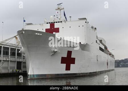 The USNS Comfort sits at Pier 90 on March 30, 2020 in New York. Stock Photo