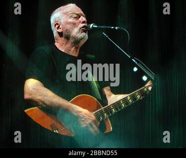 Pink Floyd Frontman David Gilmour Kicks Off His USA Solo Mini-tour With ...