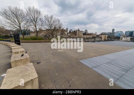 London, UK. 01st Apr, 2020. The Tower of London is very quiet - The 'lockdown' continues for the Coronavirus (Covid 19) outbreak in London. Credit: Guy Bell/Alamy Live News Stock Photo