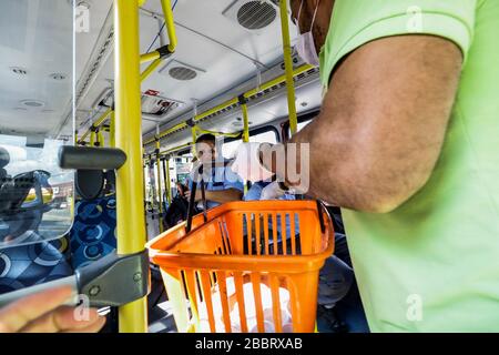 Osasco, Brazil. 01st Apr, 2020. 19), distributes the product for free to pedestrians and drivers, this Wednesday afternoon fair (1). Credit: Aloisio Mauricio/FotoArena/Alamy Live News Stock Photo