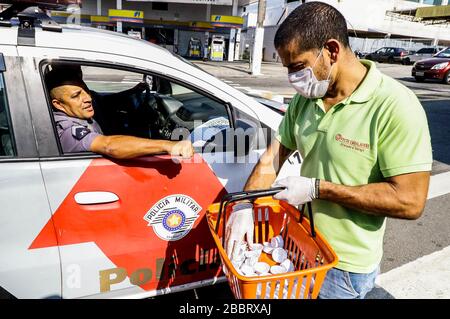 Osasco, Brazil. 01st Apr, 2020. 19), distributes the product for free to pedestrians and drivers, this Wednesday afternoon fair (1). Credit: Aloisio Mauricio/FotoArena/Alamy Live News Stock Photo