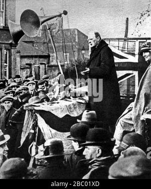 Winston Churchill speaking at an outdoor meeting when he stood as Conservative candidate for Epping in the October 1924 election Stock Photo