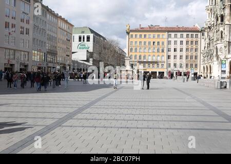 Effects of the Corona crisis. At 11 o'clock at the carillon on Marienplatz a few people are gathered in front of the town hall. [automated translation] Stock Photo