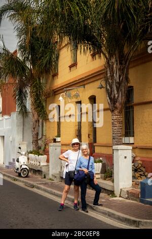 South Africa, Cape Town, Schotsche Knoof, Bo Kaap, Chiappini St, two female tourists outside Bo Kaap Village Lodge Stock Photo