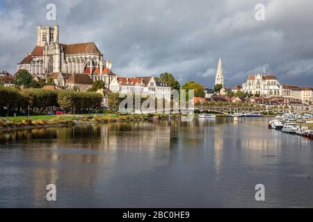 SAINT-ETIENNE CATHEDRAL AND SAINT-GERMAIN ABBEY ON THE BANKS OF THE YONNE, QUAI DE LA MARINE, AUXERRE, YONNE, FRANCE Stock Photo