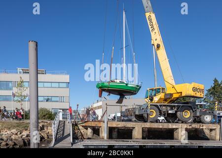 MANOEUVRE AND REMOVAL OF A SAILBOAT FROM THE WATER, PORT OF VANNES, GULF OF MORBIHAN, (56) MORBIHAN, BRITTANY, FRANCE Stock Photo