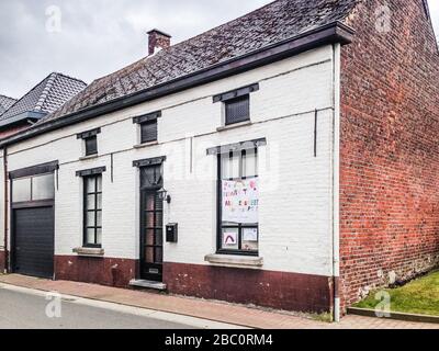 Bambrugge, Belgium, 30th Mar 2020: Rural family home with colourful banner made by children in the window, to thank all those who help during the corona crisis. In Dutch. : Bedankt aan iedereen die helpt Stock Photo