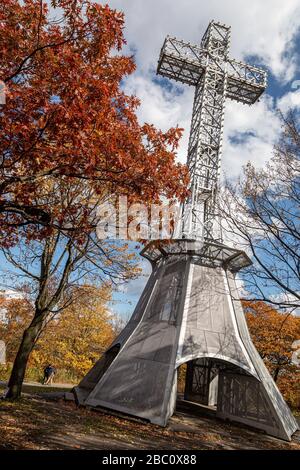 THE CROSS ON MONT-ROYAL, IMMENSE STEEL CROSS 31 METRES HIGH, AUTUMN COLORS IN MONT-ROYAL PARK AND VIEW OF THE CITY OF MONTREAL, QUEBEC, CANADA Stock Photo