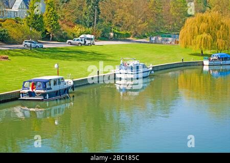 Shillingford, River Thames, Oxfordshire, Motor Boats, Stock Photo