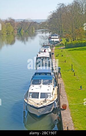 Shillingford, River Thames, Oxfordshire, Motor Boats, Stock Photo