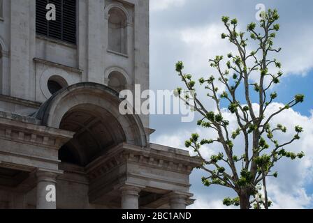 Christ Church by Nicholas Hawksmoor Commercial Street Architecture Churches Detail Baroque Stone Portico Spitalfield, Liverpool Street, London, E1 Stock Photo