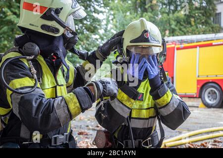 PUTTING ON A SCBA MASK, FIRE MANOEUVRES IN A DISUSED SILO, FIREFIGHTERS FROM THE EMERGENCY SERVICES, AUXERRE, YONNE, FRANCE Stock Photo