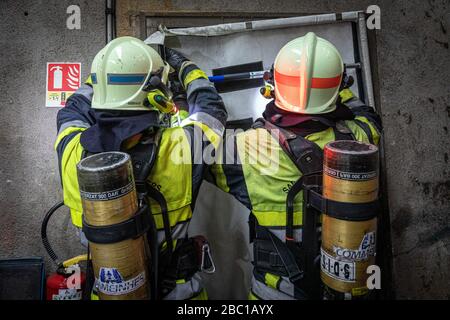 SMOKE STOPPER TO STOP IT FROM SPREADING, PUTTING ON A SCBA MASK, FIRE MANOEUVRES IN A DISUSED SILO, FIREFIGHTERS FROM THE EMERGENCY SERVICES, AUXERRE, YONNE, FRANCE Stock Photo