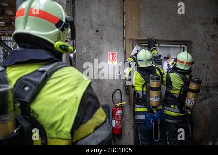 SMOKE STOPPER TO STOP IT FROM SPREADING, FIRE MANOEUVRES IN A DISUSED SILO, FIREFIGHTERS FROM THE EMERGENCY SERVICES, AUXERRE, YONNE, FRANCE Stock Photo