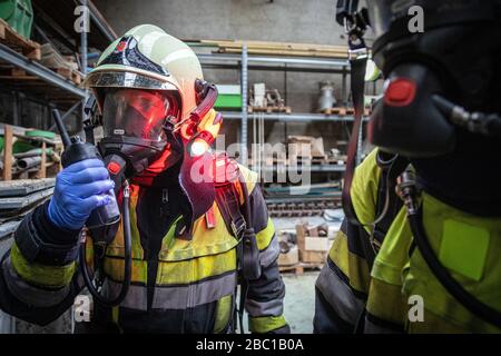 COORDINATING OFFICER DOING RECONNAISSANCE WITH THE COMMANDER OF THE RESCUE OPERATIONS, FIRE MANOEUVRES IN A DISUSED SILO, FIREFIGHTERS FROM THE EMERGENCY SERVICES, AUXERRE, YONNE, FRANCE Stock Photo