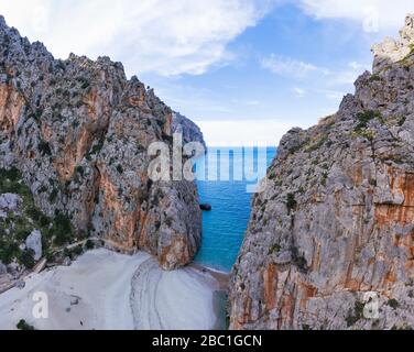 Ende der Schlucht Torrent de Pareis am Meer, bei Sa Calobra, Serra de Tramuntana, Drohnenaufnahme, Mallorca, Balearen, Spanien Stock Photo