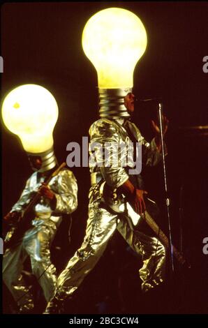 RED HOT CHILI PEPPERS スタンドライト 照明 The Red Hot Chili Peppers perform with light bulbs for heads at