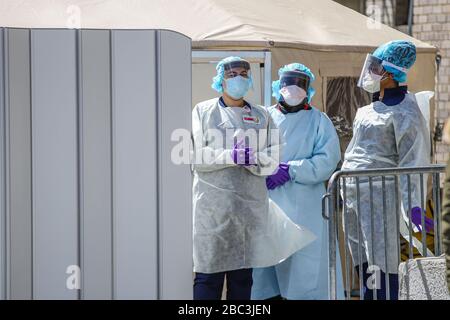 New York, NEW YORK, EUA. 2nd Apr, 2020. Movement of health professionals in front of the New York Presbyterian Columbia University Hospital on Manhattan Island in New York during the Coronavirus COVID-19 pandemic in the United States. Credit: Vanessa Carvalho/ZUMA Wire/Alamy Live News Stock Photo