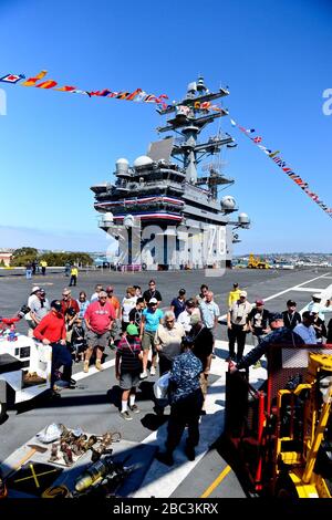 Guests visit USS Ronald Reagan (CVN 76) 130921 Stock Photo