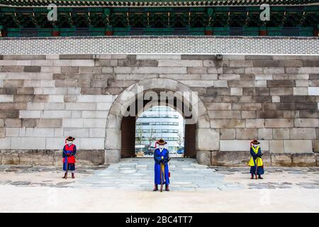 Ceremonial guard wearing a mask during the Coronavirus pandemic, Seoul, South Korea Stock Photo