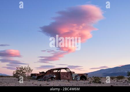 Old rusted cars in the desert area Stock Photo - Alamy