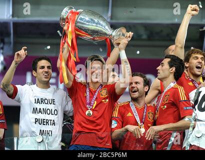 Spain's Fernando Torres (centre) celebrates with team-mates and the UEFA European Championship trophy after the final whistle Stock Photo