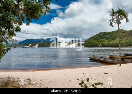waterfalls in lagoon of Canaima NATIONAL PARK, KUSAR TEPUY behind, boats in front, Venezuela, South America, America Stock Photo